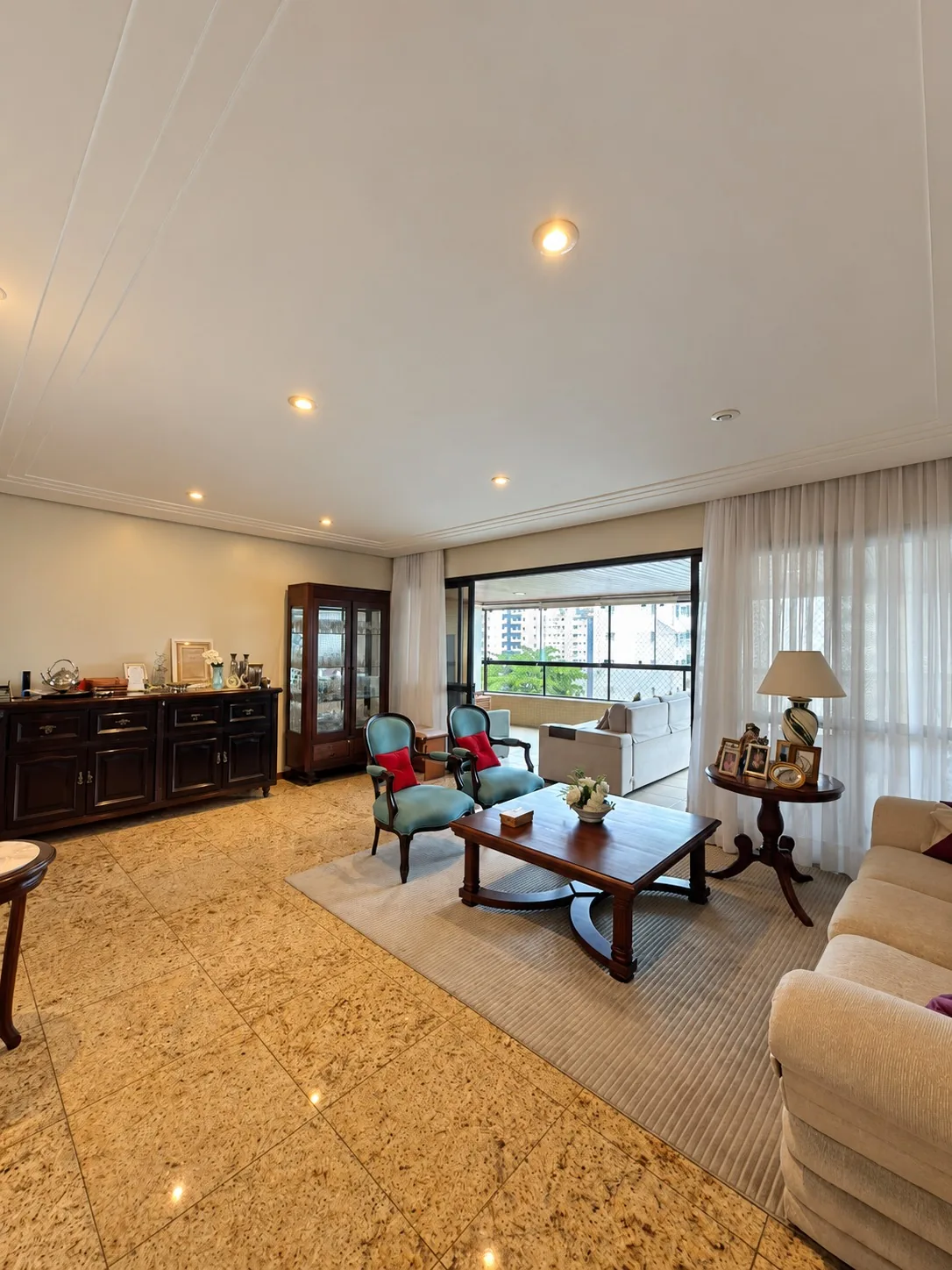 Sala de estar e varanda do apartamento