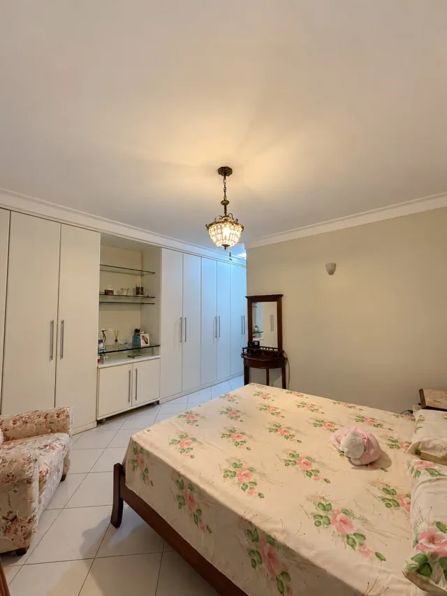 Dormitório com armários