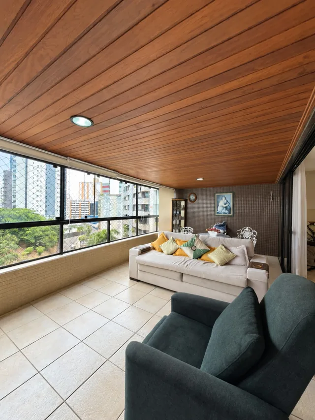 Varanda ampla do apartamento