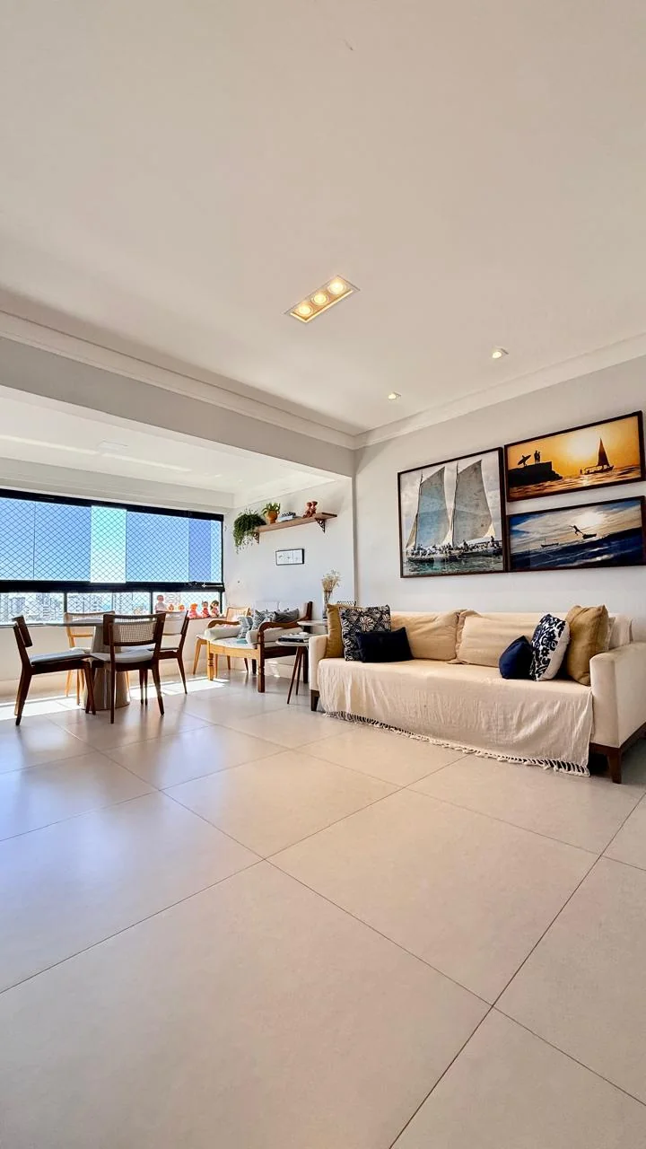Living amplo e iluminado do apartamento na Pituba