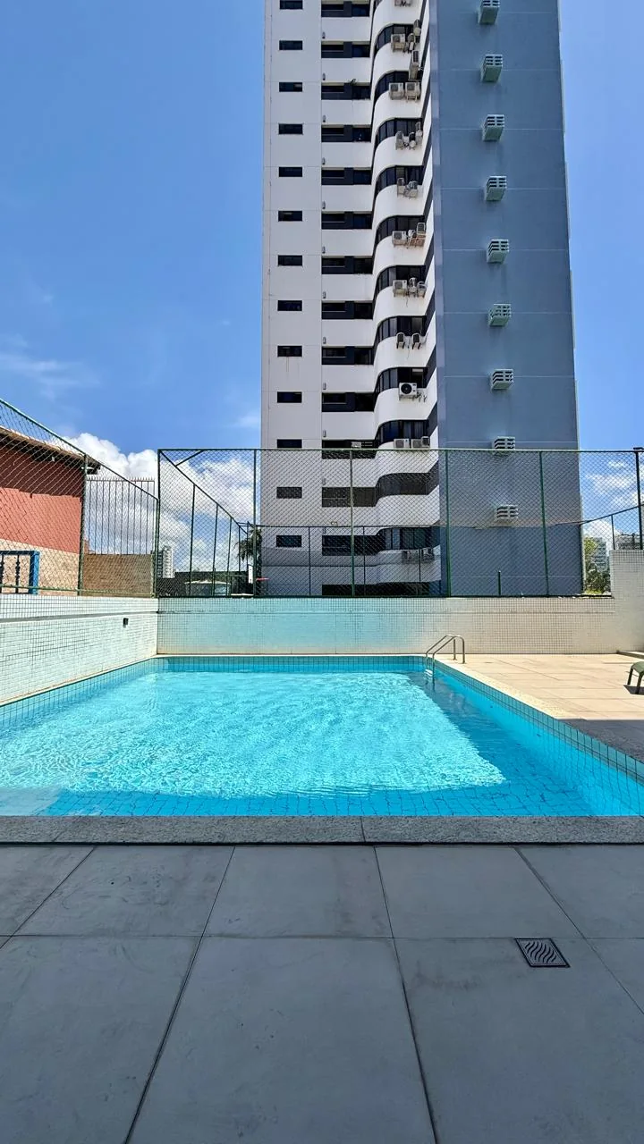 Piscina e edifício