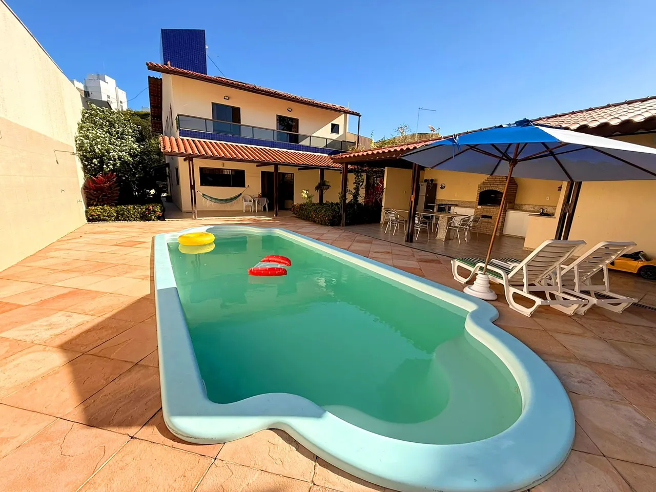 Piscina e fachada da casa no Itaigara