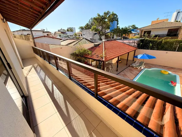 Vista da varanda para a piscina