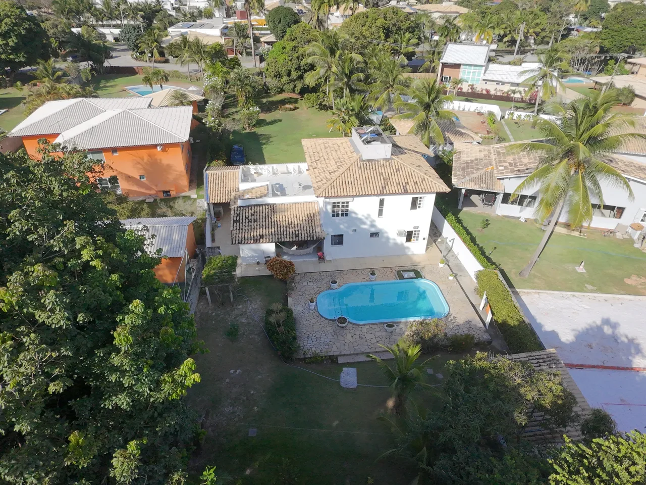 Vista aérea da casa e do terreno