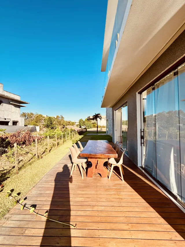 Deck de madeira junto à piscina