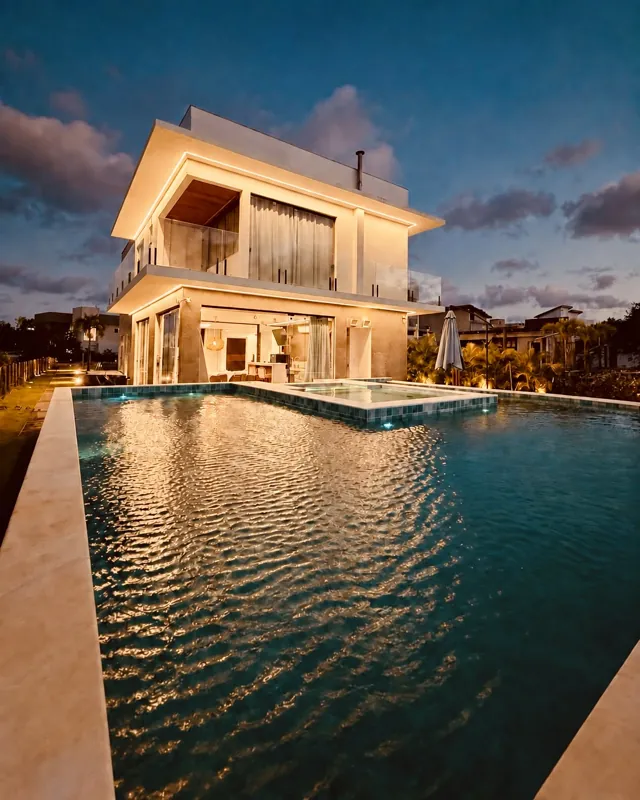 Fachada e piscina à noite