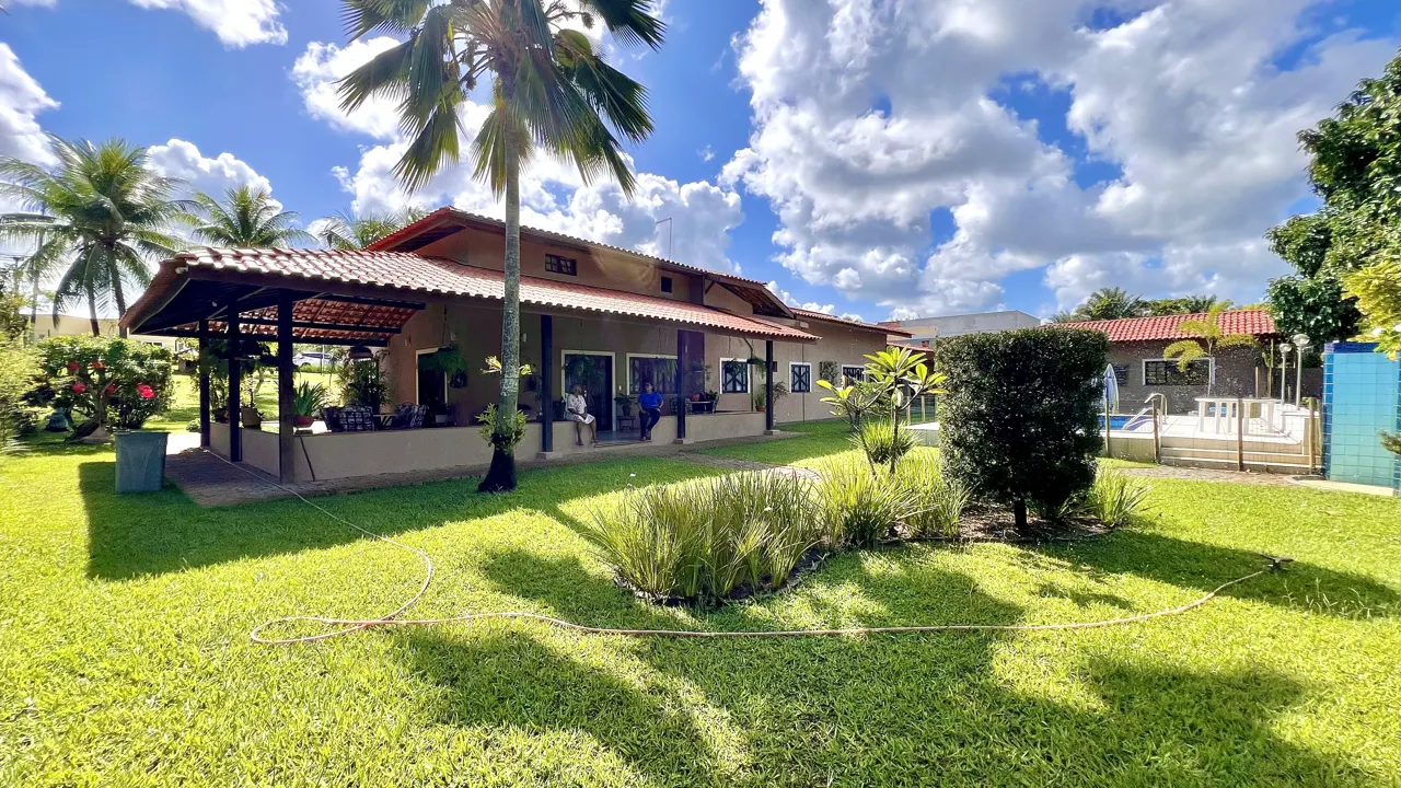 Casa térrea cercada por jardim gramado no Encontro das Águas