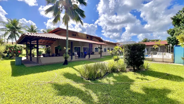 Jardim e fachada da casa térrea