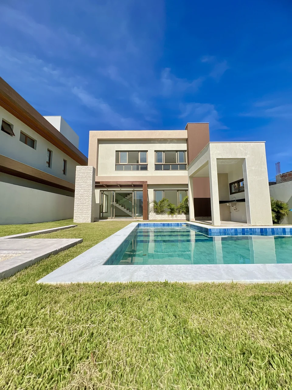 Fachada, jardim e piscina privativa