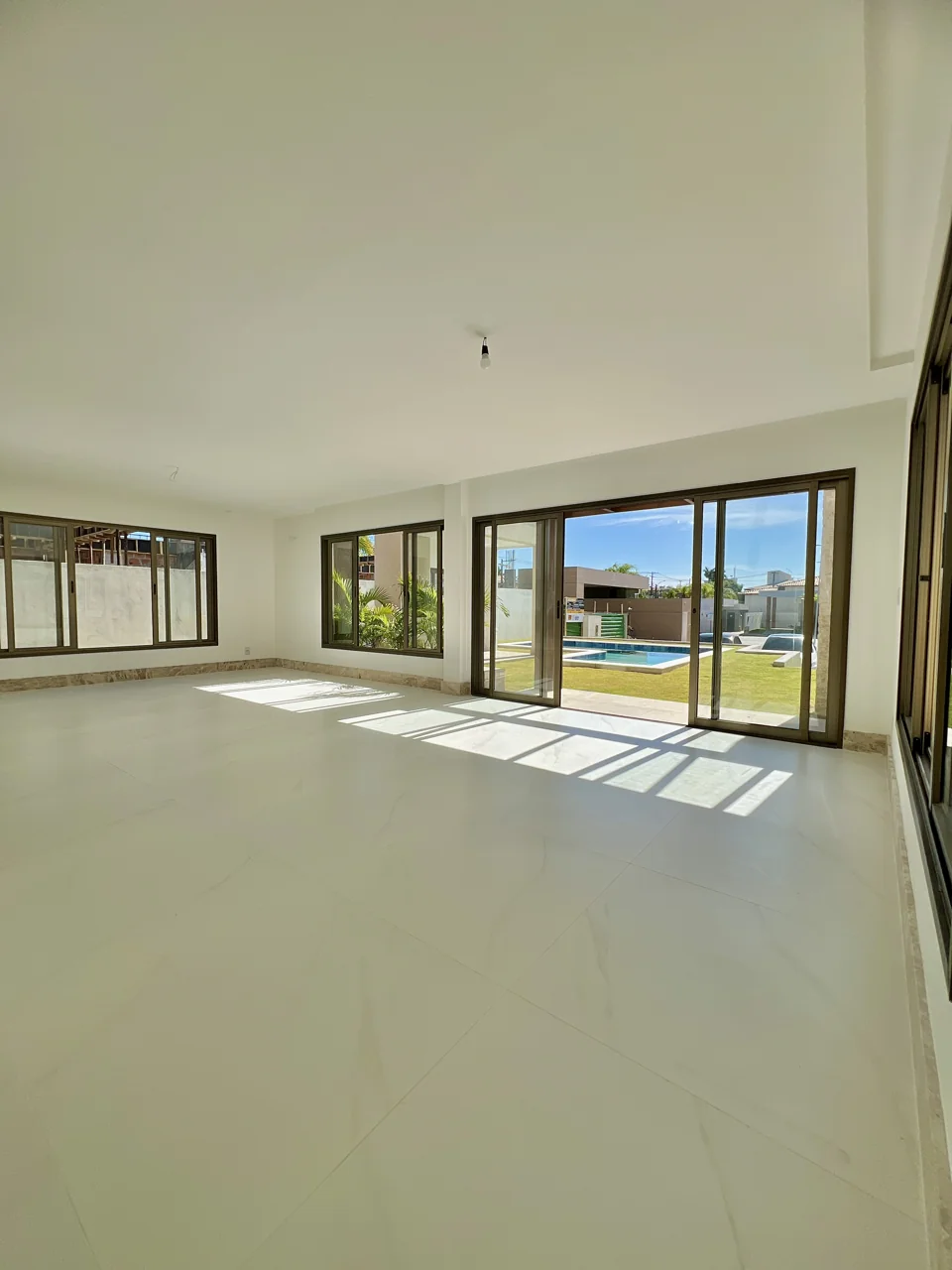 Living com acesso ao jardim